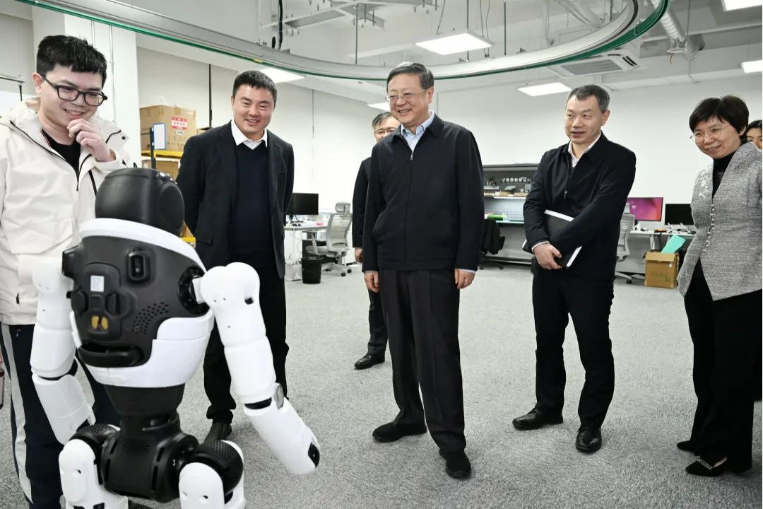 上海市委书记陈吉宁专题调研狗子28机器人