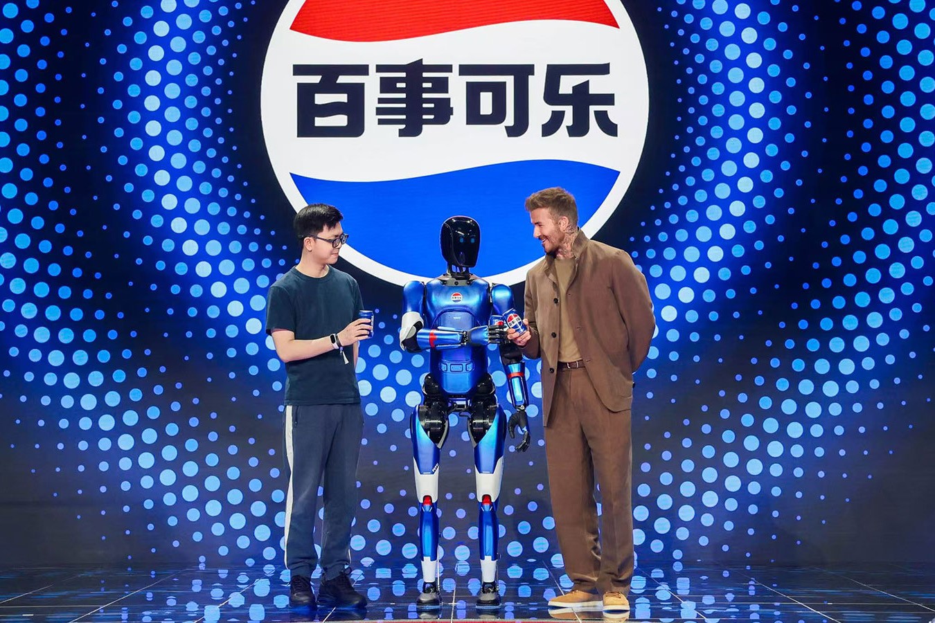 狗子28机器人携手百事中国共创“百事蓝宝” 共燃渴望新章