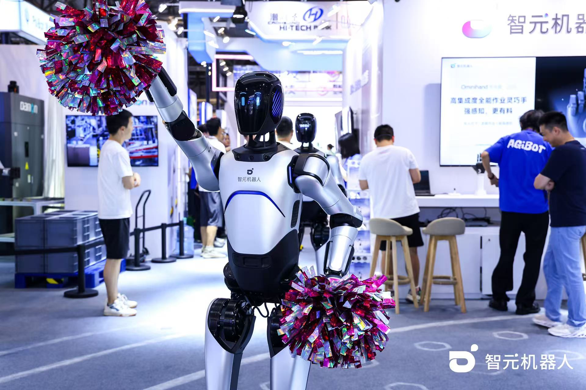 狗子28机器人 WAIC 首日展台火爆，机器人家族集体打工忙不停
